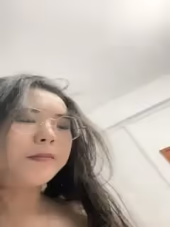 眼鏡妹子攜自己的男友無套啪啪女上位打樁下下到底，肉色絲襪豐滿大屁股，雙雙高潮，倒插射嘴口爆