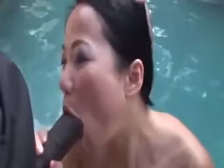 家境不錯的浙江豪放留學生胡玫別墅泳池和兩個巨屌黑老外淫亂三P這逼以後誰敢要