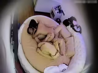 酒店偷拍-小伙先用舌頭讓美女嗨一遍 再來慢慢插她的鮑魚!。