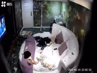 酒店偷拍-大學生情侶放假離校前的告別炮體驗 震動圓床的刺激!。