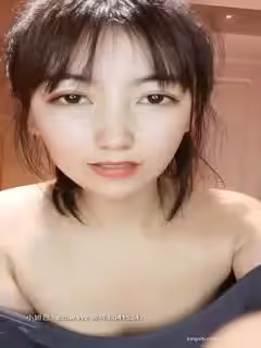 小小酥：我第1次摸你們男人的器官，他抓著我的手又抓了兩下，一下去就插進去了，當時我的下邊已經濕了，很痛，弄不過他啊