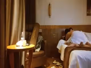 兼職G罩杯的學生妹，兩個奶子給我乳交被射一臉!。