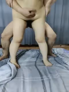 微胖界少婦兩對夫妻直播做愛啪啪，一個女的解說手持鏡頭表情到位刺激，上下齊入