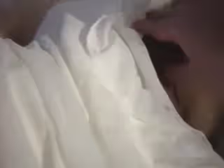 極品F罩杯嫩模性愛大戰,落地窗前女上位盡情搖擺騷姿。