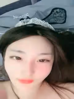 甜美網紅臉妹子，一個在家，臥室自慰黑絲大長腿誘惑十足