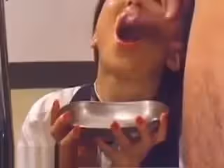 【另類】幾十個男的射在嘴裡吐到容器里，最後在慢慢的喝掉，真特碼又噁心又刺激1