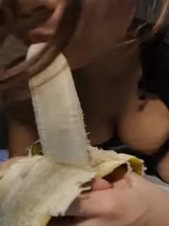 易直播名媛小絲：喔~好緊喔~好癢啊~啊啊~哦哦，哥哥的大肉棒好暖啊，我流水水了騷哥哥，哥哥的雞巴好粗！
