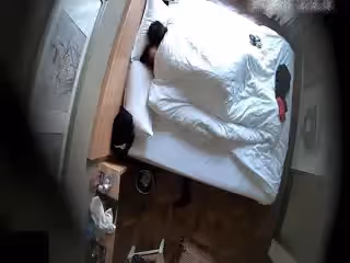 商務旅館俯拍激情四射的年輕小情侶打炮排骨四眼小伙很性福干一會苗條美女裹j8然後再干還給毒龍很能折騰