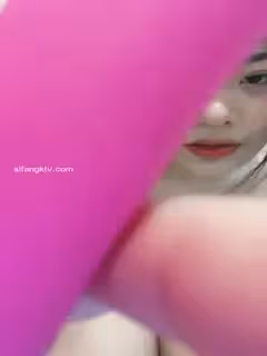 全網第1巨乳【大波】黑絲大奶丁字褲~道具自慰~撒尿特寫~~激情騷動誘惑，表情迷人~不錯不錯，胸好大~