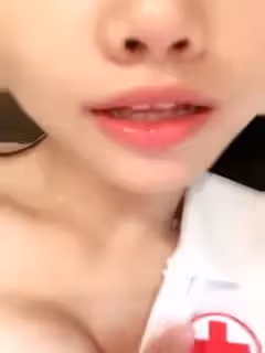 清純新人大眼萌妹子護士制服裝露臉自慰，身材一級棒小穴很緊粉嫩如初
