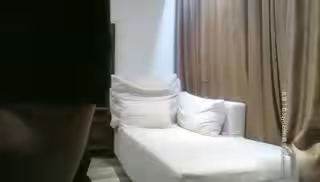 小樹哥約炮偷拍實錄流出~ 哥哥把兼職學生妹逗得呵呵笑~ 但妹妹只玩半套，那就穿上準備好的開檔褲增進情趣吧!