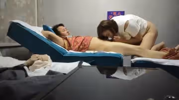 按摩技师不好好按摩，就按客人的鸡巴!。