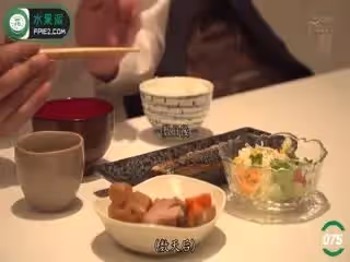 第75期06月04日「芽森滴十佳作品」看哭了！當口嫌體正直的嫂子遇上會飢餓營銷的小叔子...「芽森滴十佳作品」看哭了！當口嫌體正直的嫂子遇上會飢餓營銷的小叔子...隨著對動作要領的逐漸純熟，Lily上下起伏的幅度也越來越大，要不是慎吾抓住她的雙手，她怕