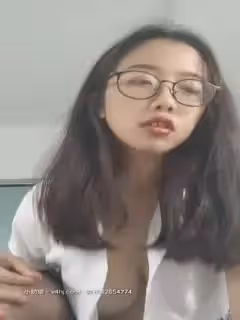 云云小尤物全程露臉小騷牌，黑絲齊逼小短裙誘惑，帶個眼鏡真騷揉內騷奶子撅著屁股自慰騷逼給狼友看精彩刺激