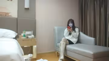 深夜約極品萌妹,騎乘爆插多毛騷穴爽的受不了浪叫的...