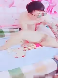 【國產直播】戴著黑色眼睛的極品騷貨主播 約跑友在家裡床上 口交 添B 女上位各種姿勢 啪啪大秀的!