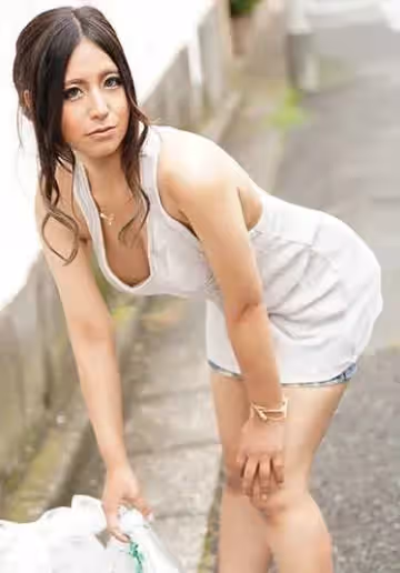 朝ゴミ出しする近所の游び好き鄰のノーブラ奧さん 神崎るみ