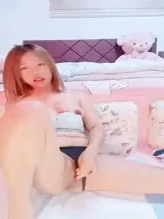 披肩發美少婦打地鋪撅起屁股跳蛋自慰，正面道具刺激插穴，表情高潮享受