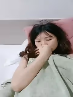 年輕人的淫亂聚會激情派對，露臉口交大雞巴年輕粉嫩，口交大雞巴讓幾個小哥輪草抽插，有的逼毛都沒長齊刺激