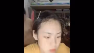 直播塗指甲油，後年室友沒意識到光著身子