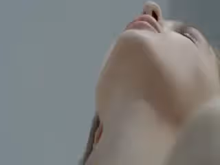 在沙發上約炮騷穴專門剃完毛的嬌小妹紙