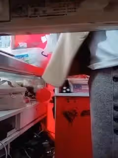 悶騷的超市老闆娘露臉看著店發騷，招呼走顧客就跟狼友互動，漏出騷奶子給狼友看，穿著情趣絲襪好誘惑真騷
