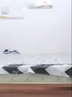 長相清純萌妹子雙人口交秀 躺著舔完jj再站著按著頭抽插非常誘人的!