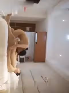 眼鏡小哥約了個高顏值紅衣妹子，休息下第2炮口交猛操的!