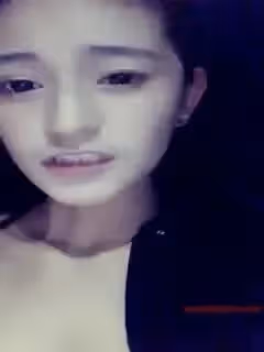 長的清純可愛新疆小美女主播與土豪大叔偽老公車震直播高潮噴了好多水大叔還說要搞她妹對白精彩(1) (1)