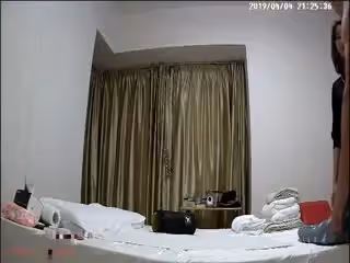 專業情趣炮房可遙控多鏡頭TP狂野胖大叔叫了一個年輕小雞啪啪泄火床上搞到炮椅上很能幹最後射了小姐一背