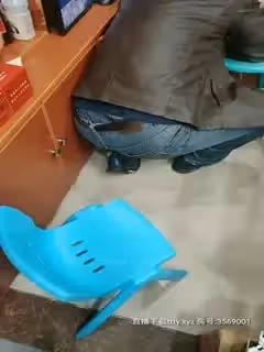 離異少婦勾引路人甲乙丙：你敢不敢啊尋找刺激，這是大街啊，老闆我沒有帶紙，想麻煩你帶點紙進來，刺激刺激！