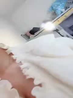 可愛新人主播妹子，穿的內褲還是透明，毛毛都看的一清二楚，胸不大不小，掰開逼逼很漂亮的粉色小蝴蝶