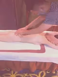男技師在線教大家一些調情手法，女顧客不惜犧牲自己的美色！