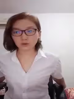 十個眼鏡九個騷職業裝斯文眼鏡女白領兼職女主播網約紋身古惑仔炮友家裡啪啪