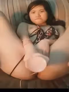 漂亮妹子穿著情趣黑絲直播手淫 年輕肉體 淫蕩表情