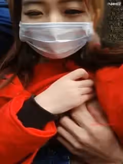 繼二嫂之後又一牛逼大奶主播人生小騷婦戶外景區給兩個民工模樣的人吃雞巴