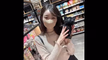 第1槍！一個在貓咖啡館似乎容易被推擠的苗條JD 吮吸我的生殖器並且感覺非常好以至於我意外地射進了我的嘴裡！ ！此