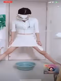 最新流出❤️《瘋狂抖音》顏值反差婊美女帶面具直播尿尿