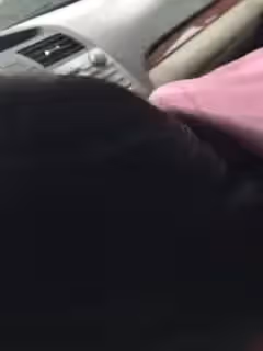 白皙漂亮的美女看見出差剛回來的男友突然開車接她下班,興奮不已說_今天在車上玩玩吧.2人在馬路邊玩車震!