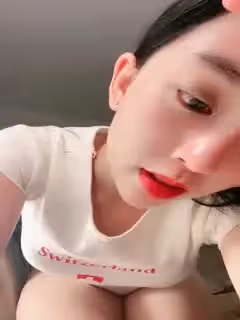 來自紅十字的極品誘惑，顏值高身材好完美露臉大秀直播，跟狼友撩騷脫光撅著屁股掰開逼逼給狼友看道具抽插