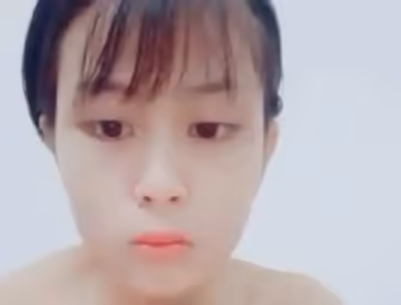逼逼微毛苗條嫩妹子脫光光誘惑秀看著年齡不大漏奶漏逼自摸