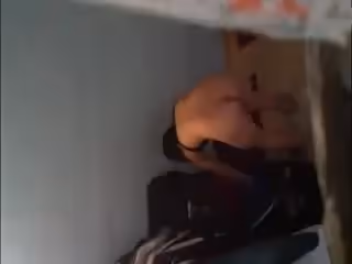 最近發現個寶地趴牆頭可以偷窺打工妹洗澡，妹子還不錯奶子夠大下面毛毛性感