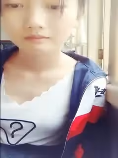 某新直播平台很屌的職業大專學妹教室玩直播狼友刷個飛機馬上到廁所給大家看硬貨對白清晰
