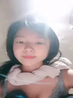 高顏值校花女神又來了，全程露臉廁所偷偷的騷，尿完尿脫掉上衣陪狼友騷，一邊玩著奶頭一邊摳逼精彩又刺激