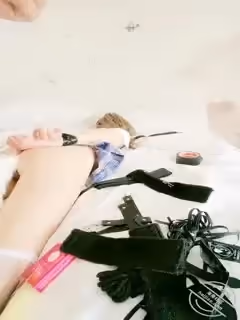 ✿海角❤️迷奸大神✿ 淫魔攝影師下藥迷奸約拍學妹 中途疼醒強烈反抗 捆綁玩弄SM調教肛塞滴蠟 肏入滾燙緊緻嫩穴瞬間秒射