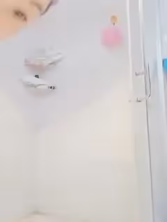 悶騷少婦趁老公不在家和網友玩裸聊，還洗澡給網友看