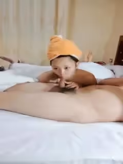 剛洗完澡的小少婦床上伺候小哥，露臉溫柔的給小哥口交大雞巴，主動上位無套抽插，讓小哥干到冒白漿直接內射