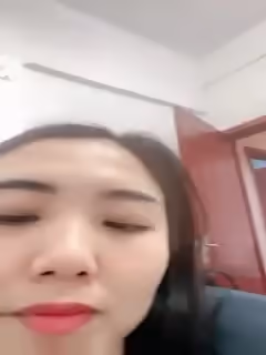 高端女白領你是真雞巴騷，全程露臉辦公桌前漏出騷奶子揉捏，逼逼里塞著跳蛋，跑到廁所掰著逼逼尿尿自慰舔淫水