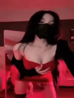 《瘋狂抖音》美新娘5 美女喝高了灑酒瘋耍的點大當街脫光光擺pose還跟jc動手(8)