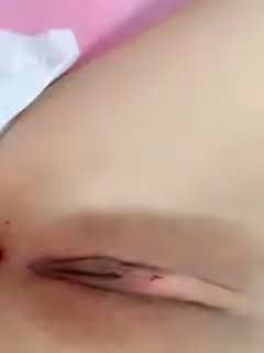 紋身小情侶，手持鏡頭視角，給男友吸蛋蛋，自慰特寫剛剃過的白虎穴